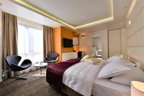 - une chambre avec un grand lit et deux chaises dans l'établissement Nırvanadasınız, à Istanbul