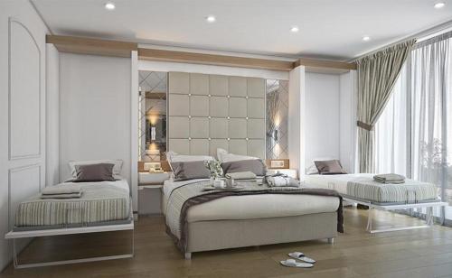 - une grande chambre avec 2 lits et un miroir dans l'établissement Nırvanadasınız, à Istanbul
