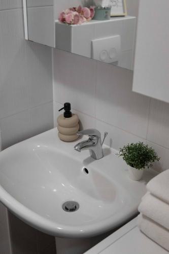 Φωτογραφία από το άλμπουμ του Sunny 1BDR with Balcony & Parking στο Ζάγκρεμπ