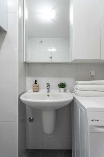 Ένα μπάνιο στο Sunny 1BDR with Balcony & Parking