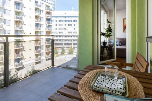 Μπαλκόνι ή βεράντα στο Sunny 1BDR with Balcony & Parking