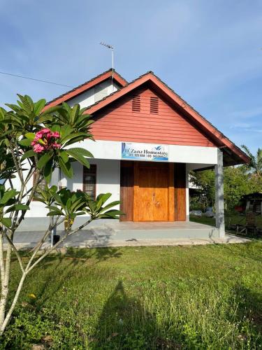 un edificio con un cartello sulla parte anteriore di Dzanz Homestay a Kampong Pengkalan Maras