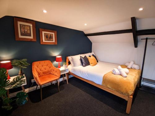 una camera con letto e sedia arancione di A&A Luxury Stay Olive St - City Centre Premium Stays a Sunderland
