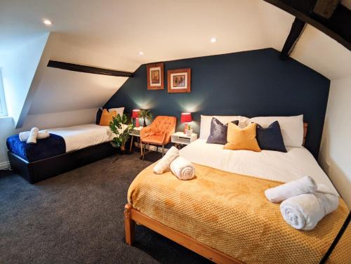 1 dormitorio con 2 camas y pared azul en A&A Luxury Stay Olive St - City Centre Premium Stays, en Sunderland