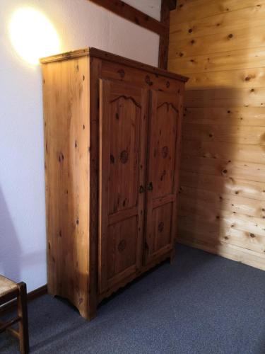 une armoire en bois dans l'angle d'une pièce dans l'établissement Chalet Regina, à Lanslebourg-Mont-Cenis
