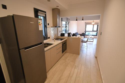 cocina con nevera y comedor en Beach House Monte Hermoso, en Monte Hermoso