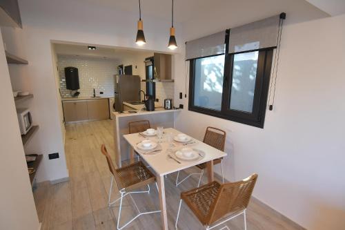 - une salle à manger et une cuisine avec une table et des chaises dans l'établissement Beach House Monte Hermoso, à Monte Hermoso