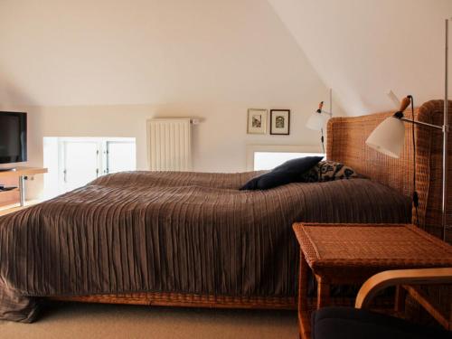 Ένα ή περισσότερα κρεβάτια σε δωμάτιο στο Reetdachhaus-Poppenbüll