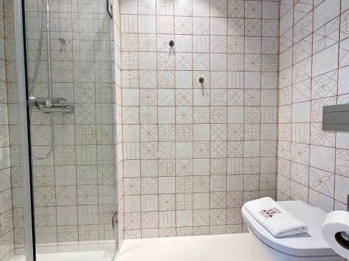 a bathroom with a shower and a toilet at A'MAR by Alojamento Ideal in Póvoa de Varzim