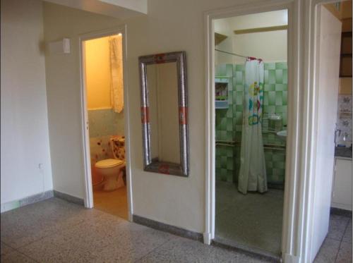 a bathroom with a toilet and a mirror on the wall at Joli Appartement in Oujda