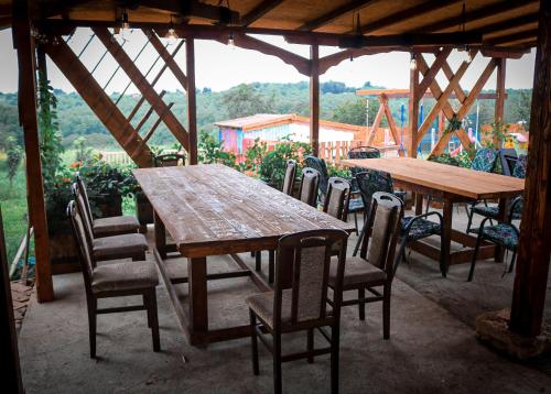 um grupo de mesas e cadeiras num pátio em Etno san em Šiljakovac