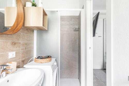 e bagno con doccia, servizi igienici e lavandino. di [Eden House SanSiro-Duomo] Netflix & Design a Milano
