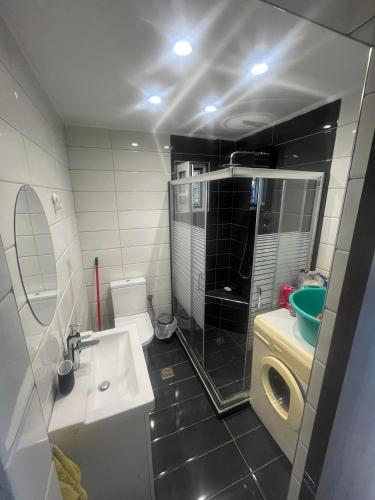 ein kleines Bad mit einem Waschbecken und einer Dusche in der Unterkunft Stratos’ Home in Malakóndas