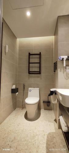 a bathroom with a toilet and a sink at Bstudio in APEC Mandala Mũi Né in Phan Thiet