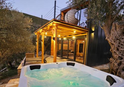 eine Badewanne im Hinterhof eines Hauses in der Unterkunft Villa Tramonto D'Oro in Ulcinj