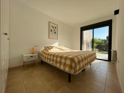Corvera的住宿－Corvera Gardens, Corvera Golf and Country Club，一间卧室配有一张床、一张桌子和一个窗户。