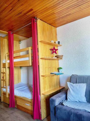 Cette chambre dispose de lits superposés et d'un canapé. dans l'établissement Studio au pied des pistes avec terrasse, à Vars