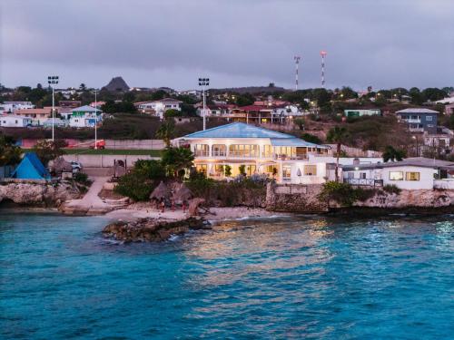 una casa en la orilla de un cuerpo de agua en Waterside Apartments, en Willemstad