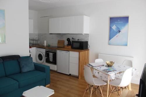 un salon avec un canapé bleu et une table dans l'établissement Appartement 3* joliment rénové à 150m des thermes, à Luchon