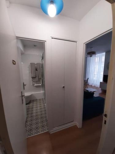 Cette chambre dispose d'un couloir donnant accès à une salle de bains. dans l'établissement Appartement 3* joliment rénové à 150m des thermes, à Luchon