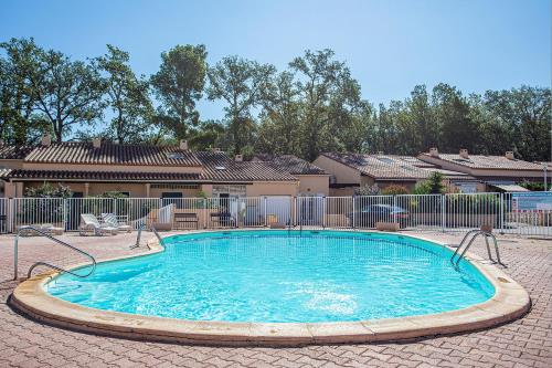 une grande piscine entourée d'une clôture. dans l'établissement Maisonnette du Clos - Avec piscine partagée, à Argelès-sur-Mer