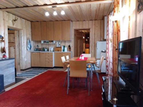 - une cuisine et une salle à manger avec une table et des chaises dans l'établissement Kuberi guesthouse, à Pedja