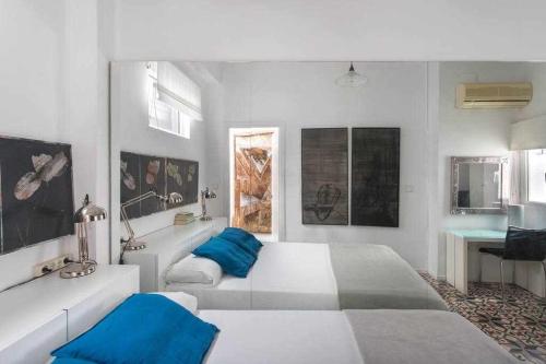 セビリアにあるLujoso apartamento con patio en Triana Sevillaのベッドルーム(大型ベッド1台付)、バスルームが備わります。
