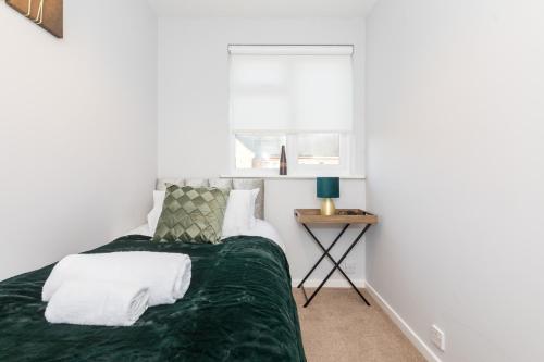 a bedroom with a bed and a window at Modern Living in a 2BR near Milton Keynes in Milton Keynes