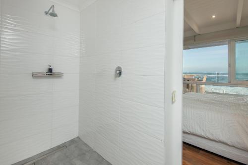 Postel nebo postele na pokoji v ubytování Absolute Ocean Boutique Guesthouse
