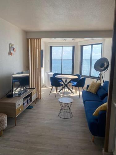 Appartement moderne vue sur étang et montagne