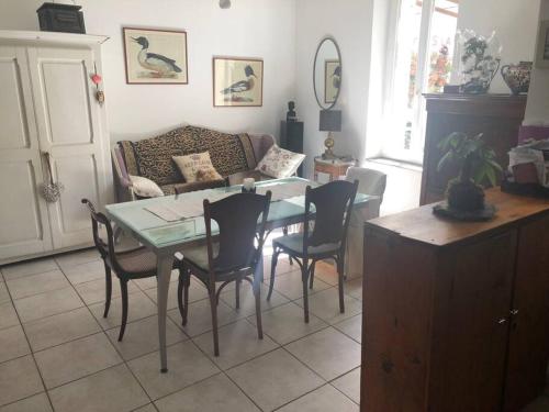 un salon avec une table, des chaises et un canapé dans l'établissement Grande maison de ville atypique - 4 nuits mini, à La Seyne-sur-Mer