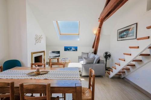 une salle à manger et un salon avec une table et des chaises dans l'établissement Refuge centre ville avec parking, à Annecy