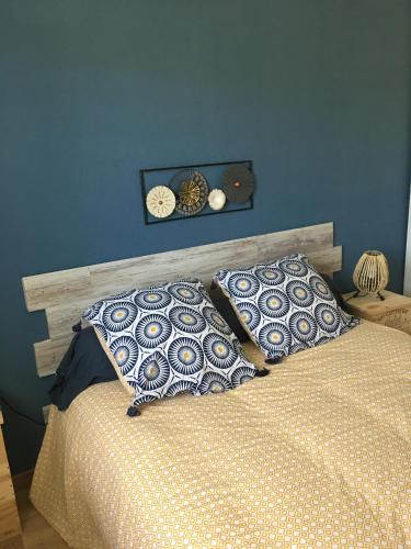 une chambre avec un lit avec deux oreillers dessus dans l'établissement Gîte Le clos du bannet, à Givonne