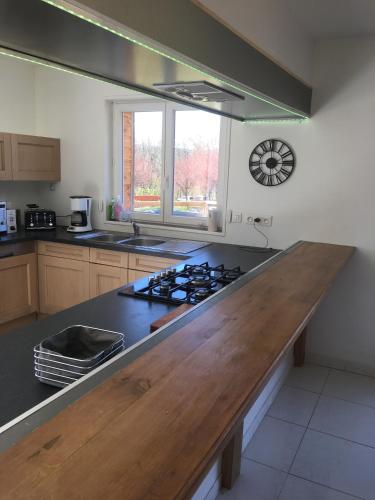 - une cuisine avec un comptoir en bois dans l'établissement Gîte Le clos du bannet, à Givonne