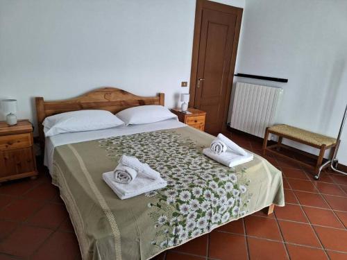 a bedroom with a bed with towels on it at Appartamento a due passi dal golf in Fubine