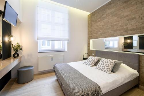 - une chambre avec un grand lit et une télévision dans l'établissement Beautiful Apartment with 2 bedrooms for 7 guests, Jewish District, à Cracovie