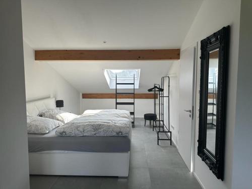 Un dormitorio con una cama y una escalera en una habitación en Hof Busen Landhaus Ap. oben links, en Mönchengladbach