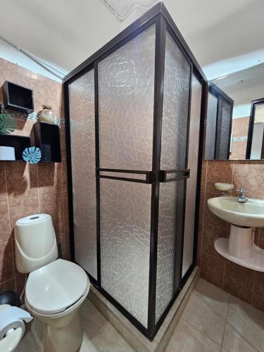W łazience znajduje się prysznic, toaleta i umywalka. w obiekcie Apartamento En La Circunvalar Por Parceros Group w mieście Pereira