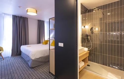 um quarto de hotel com uma cama e um chuveiro em Odalys City Le Havre Centre Les Docks em Le Havre