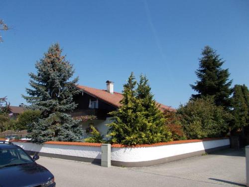 ein Auto, das vor einem Haus mit Bäumen parkt in der Unterkunft 140qm in 83052 between Munich+Rosenheim in Bruckmühl
