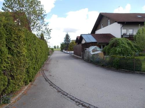 una calle vacía con una casa y una valla en 140qm in 83052 between Munich+Rosenheim, en Bruckmühl