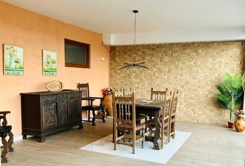 a dining room with a table and chairs at CASA BOUTIQUE LOS MONEGROS 