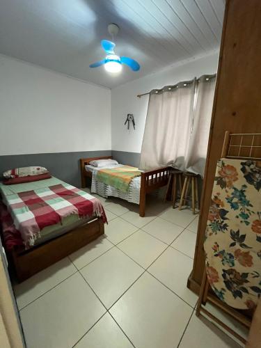 1 dormitorio con 2 camas y techo en Casa Férias Paraty - yeshua en Parati