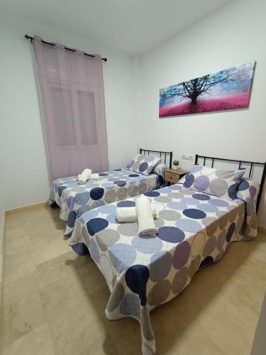 twee bedden naast elkaar in een kamer bij apartamento Castilla in Almodóvar del Río