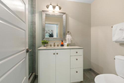 A bathroom at NOLA Charm - Luxury 4-Bed Retreat Steps from French Quarter
