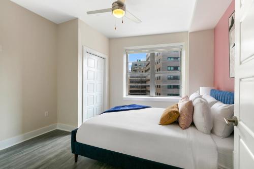 Lova arba lovos apgyvendinimo įstaigoje NOLA Charm - Luxury 4-Bed Retreat Steps from French Quarter