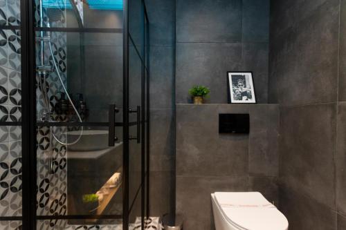 塞萨洛尼基Valaoritou 3 Luxury Rooms的带玻璃淋浴和卫生间的浴室
