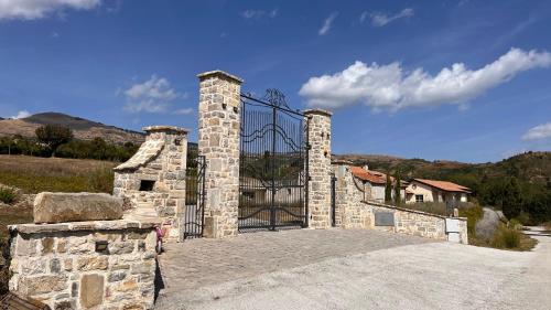 un ingresso a un edificio in pietra con cancello di A Casa di Angela ad Agnone