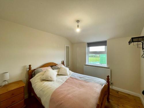 Postel nebo postele na pokoji v ubytování Tergoland Barn, a Rustic Countryside Retreat