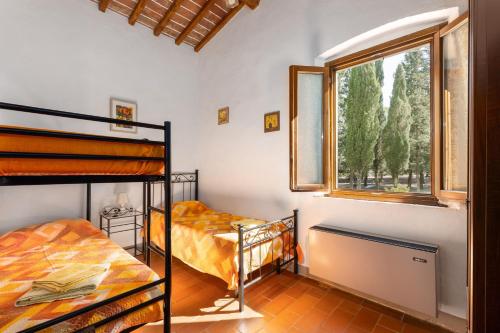 une chambre avec deux lits superposés et une fenêtre dans l'établissement Martignana, à Empoli